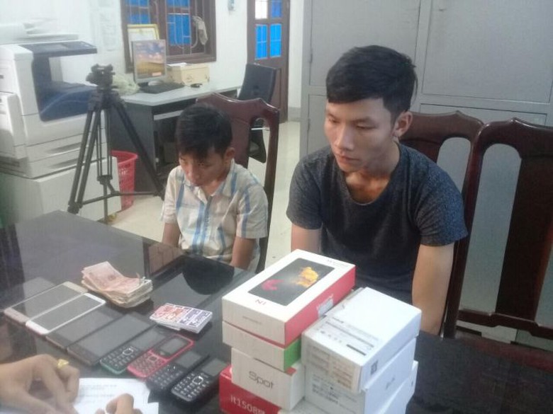 trộm chui qua lỗ th&ocirc;ng gi&oacute;