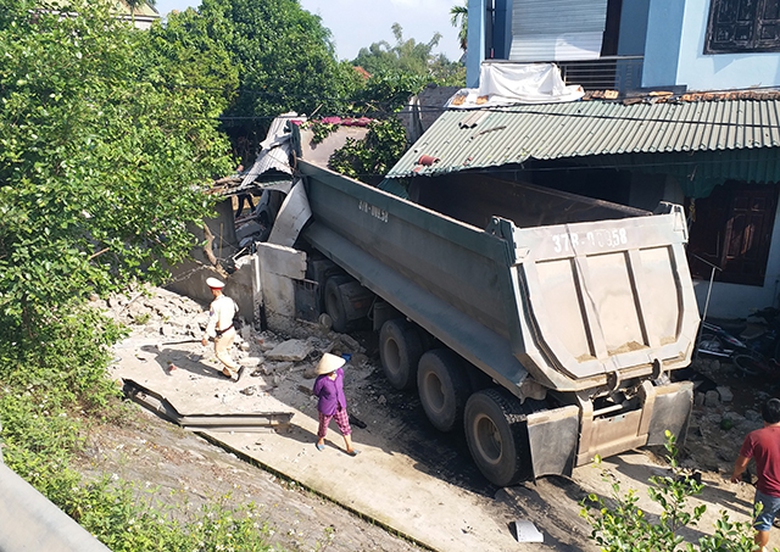 tai-nạn-xe-đầu-k&eacute;o