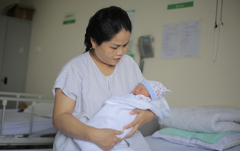 8. H&igrave;nh ảnh hạnh ph&uacute;c khi mẹ v&agrave; con khỏe mạnh