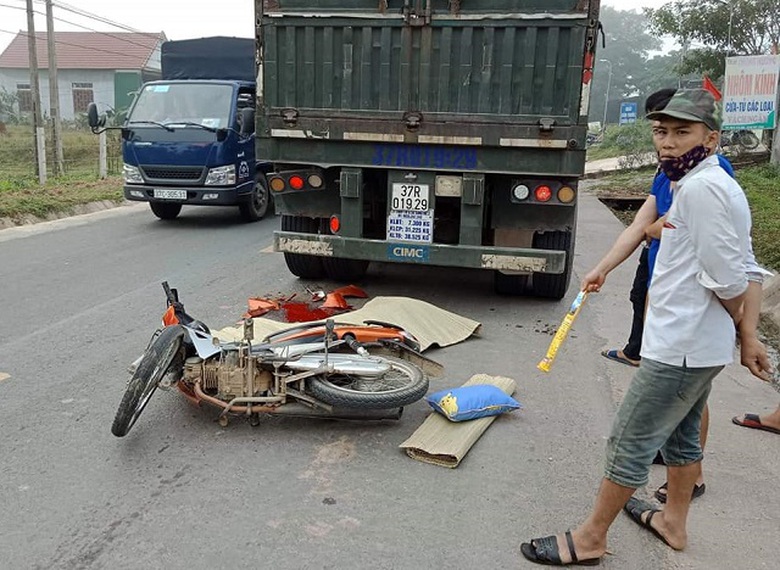 Đ&acirc;m đu&ocirc;i xe tải