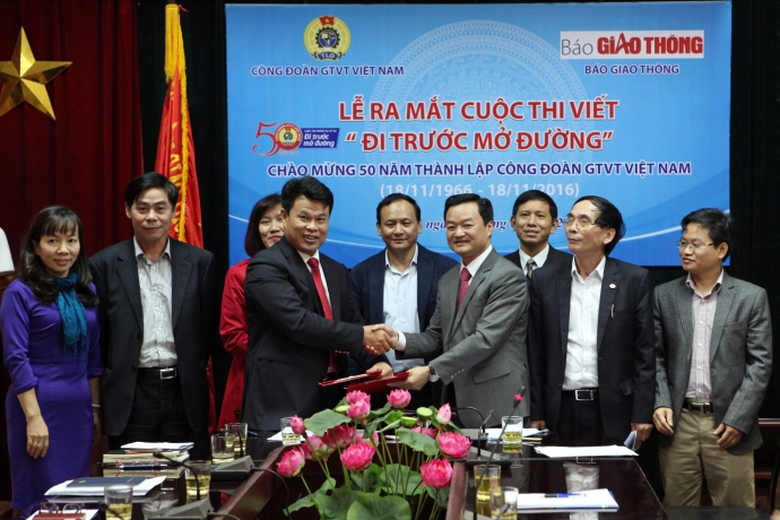 ky-phat-dong-thi-viet-di-truoc-mo-duong