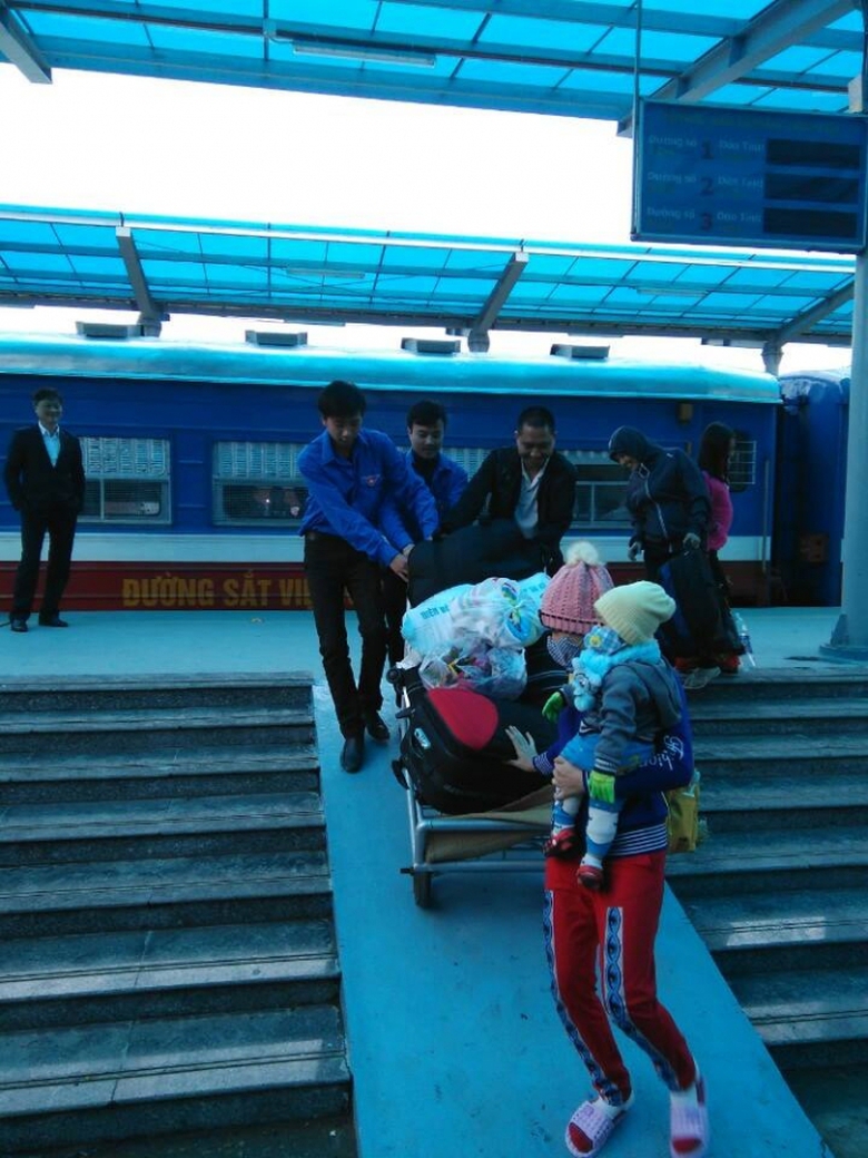 thanh-nien-duong-sat-giup-do-HK