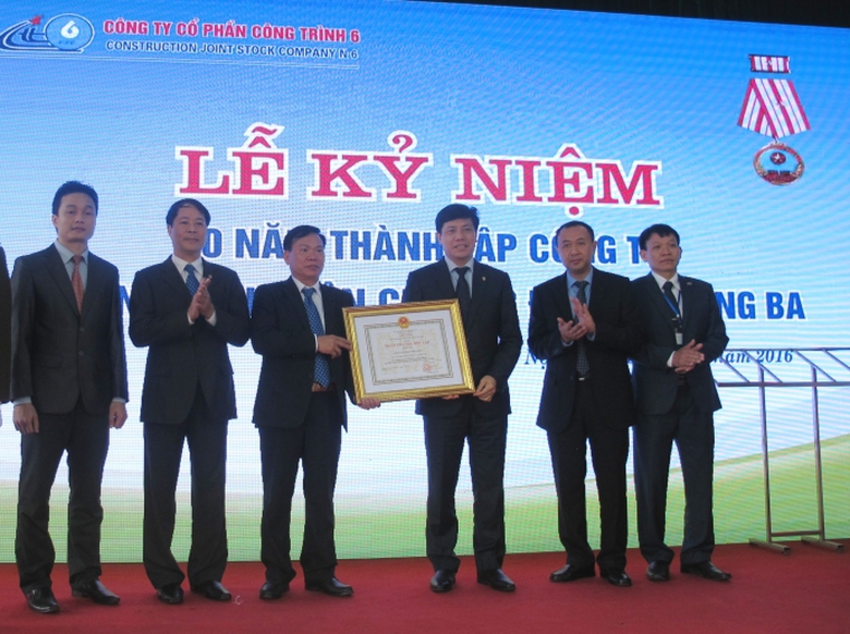 Thu-truong-Dong-trao-quyet-dinh-tang-huan-chuong