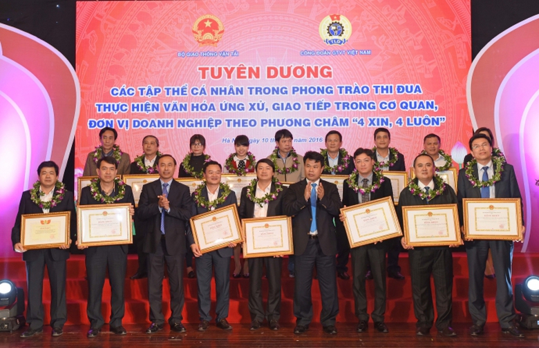 Trao-bang-khen-4xin-4luon-Bo-GTVT