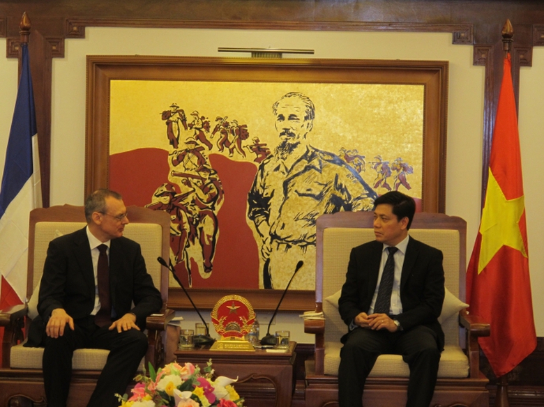 Thu-truong-Dong-tiep-Dai-su-quan-Phap