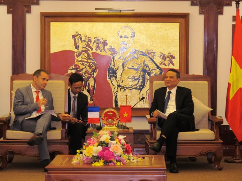 Bo-truong-Nghia-tiep-dai-su-Phap