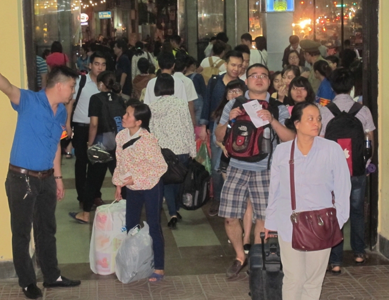 doan-vien-thanh-nien-ho-tro-hanh-khach