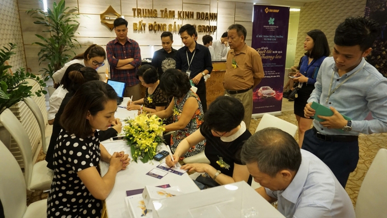 Le boc tham trung xe Mercedes cho KH mua Condotel 