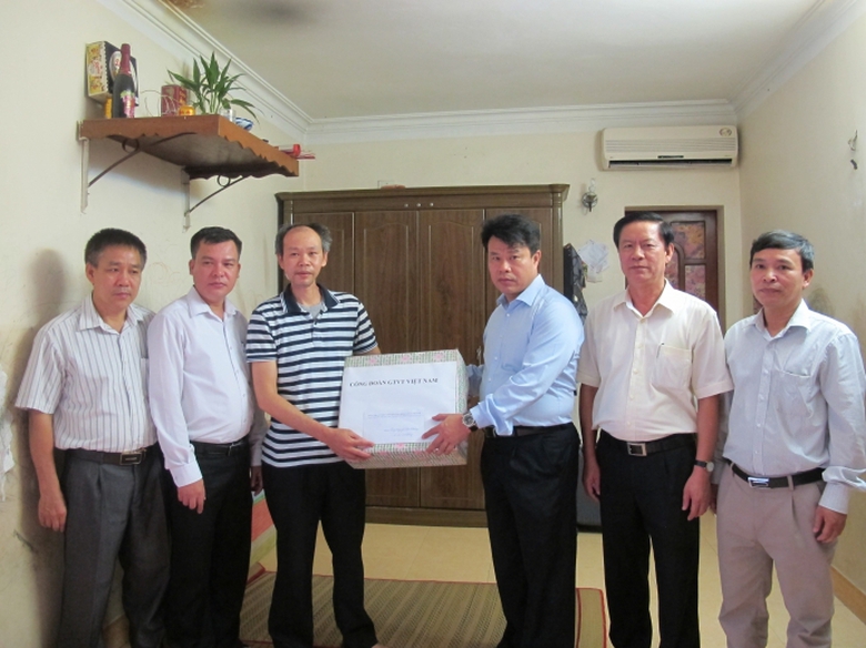 Cong-doan-GTVT-trao-qua-anh-Nguyen-Van-Thoang