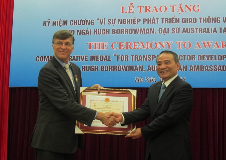 Trao-ky-niem-chuong-cho-dai-su-Australia