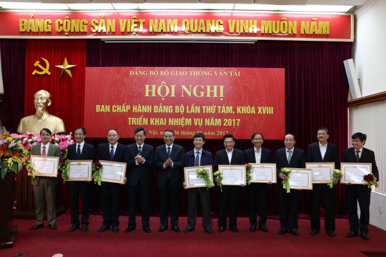 Trao-bang-khen-dang-vien-hoan-thanh-xuat-sac