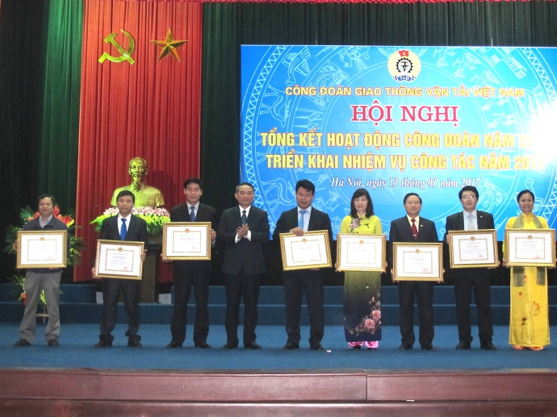 Trao-bang-khen-Bo-truong-Bo-GTVT-cho-ca-nhan