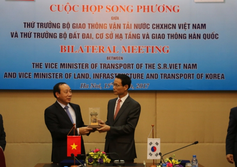 Trao-qua-luu-niem-Bo-GTVT-Bo-GT-Han-Quoc
