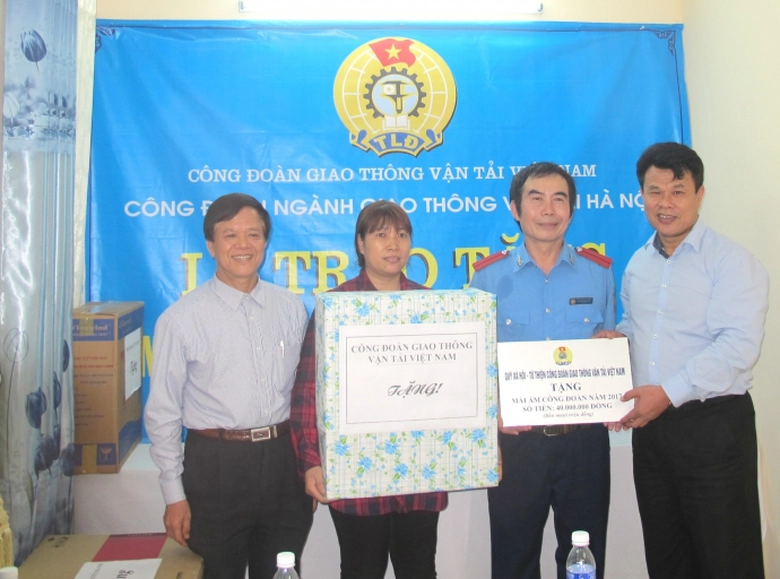 Cong-doan-GTVT-trao-nha-mai-am-cong-doan