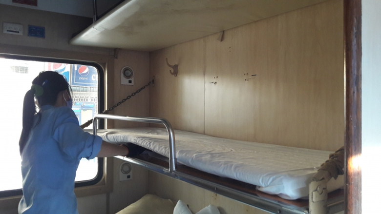 nhan-vien-chuan-bi-toa-xe-don-khach