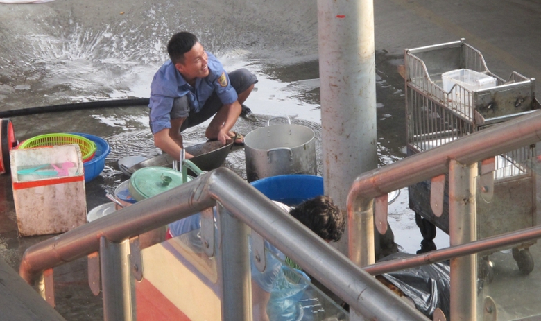 nhan-vien-tren-tau-ve-sinh-dung-cu-bep