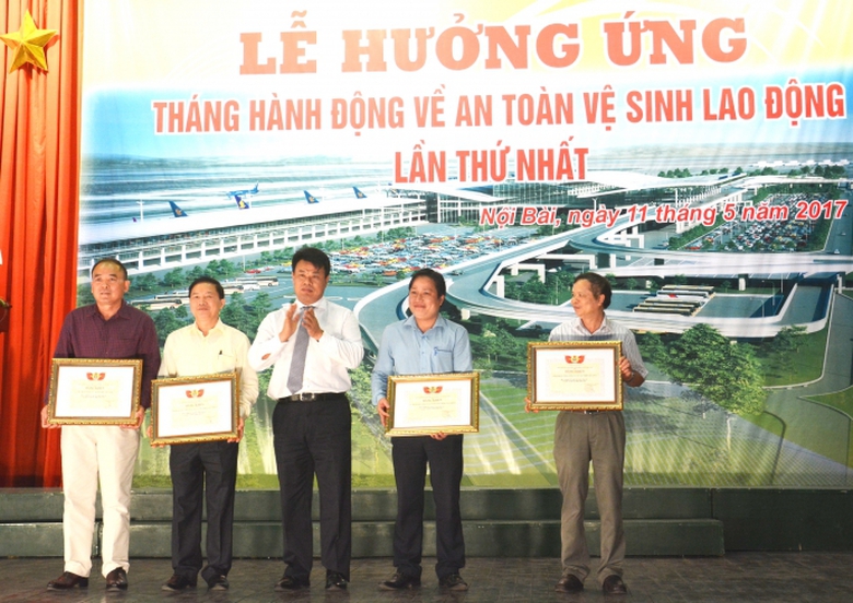 Cong-doan-GTVT-trao-bang-khen-ATVSLD