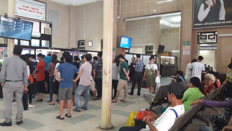 Hanh-khach-mua-ve-ga-Ha-Noi-dip-he-2017