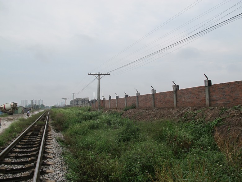 Tuong-rao-khu-do-thi-Phu-Luong-cao-so-voi-duong-sa