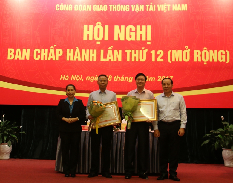 trao-bang-khen-Chinh-phu