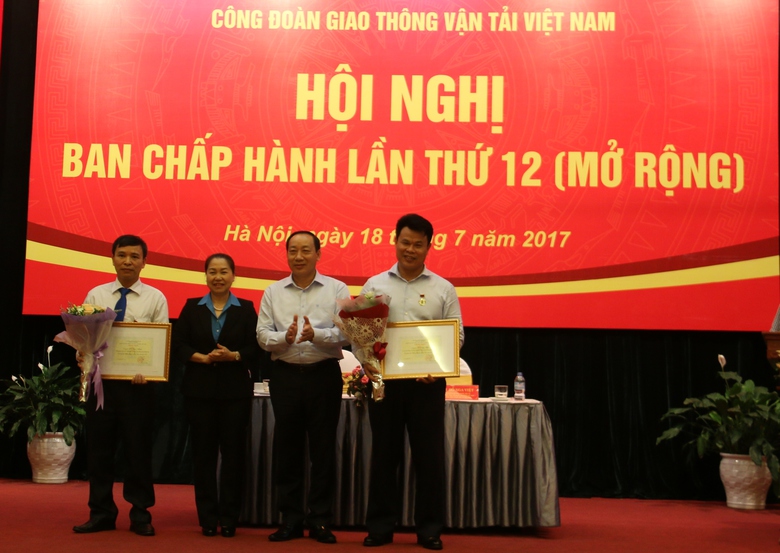 trao-Bang-khen-Tong-LĐLĐVN