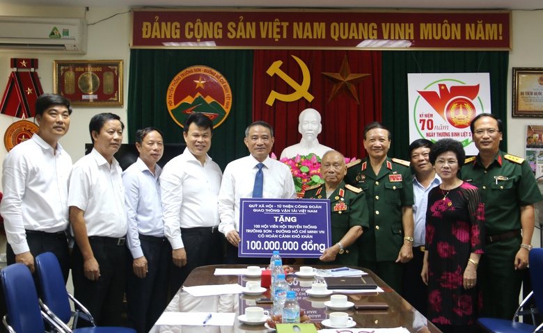 Bo-GTVT-trao-qua-hoi-truyen-thong-Trương-Son