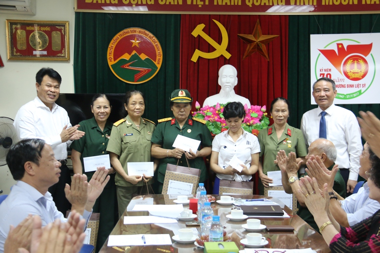 Bo-GTVT-trao-qua-thuong-binh-Truong-Son