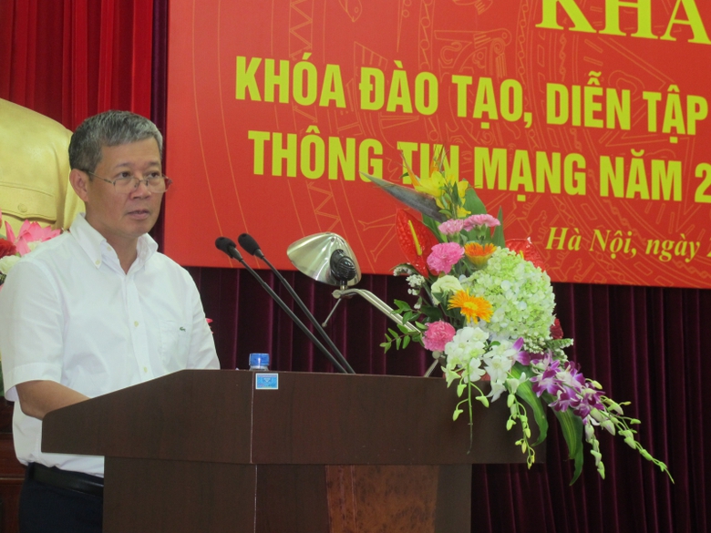 Thu-truong-Hung-khai-giang-tap-huan-an-ninh-thong-