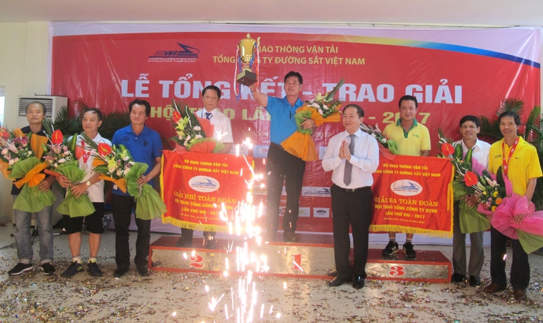 Hoi-thao-Tong-cong-ty-Duong-sat-2018-trao-giai