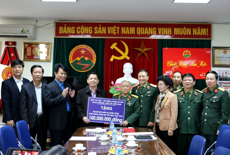 trao-qua-cuu-chien-si-Truong-Son