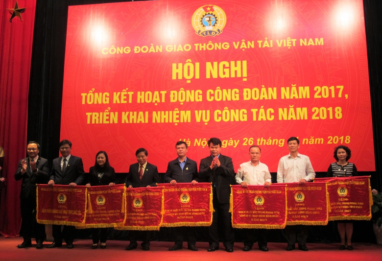 Chu-tich-Cong-doan-GTVT-Do-Nga-Viet-trao-co-thi-du