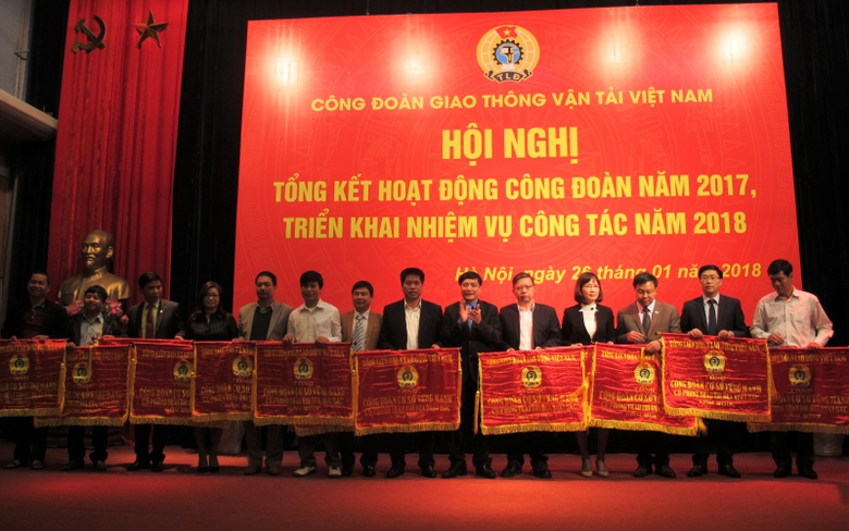 Chu-tich-Tong-lien-doan-Lao-dong-Bui-Van-Cuong-tra