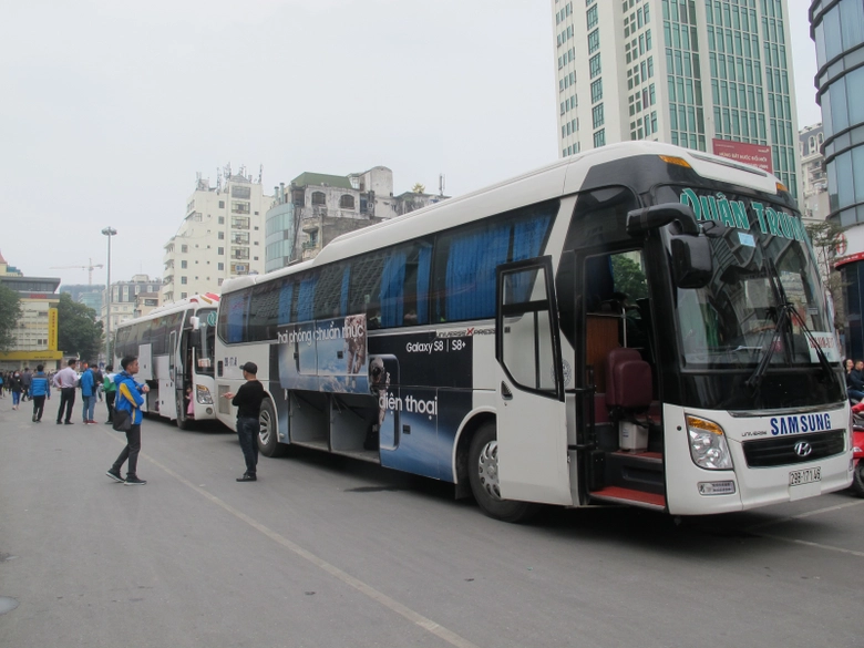 xe-don-cong-nhan-samsung-tai-ga-Ha-Noi