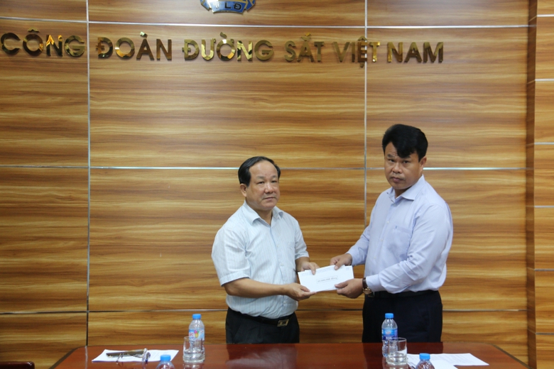cong-doan-gtvt-trao-ho-tro-gia-dinh-lai-tau-tu-nan