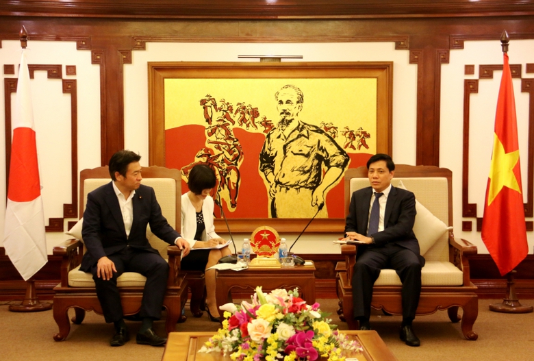 Thu-truong-Bo-GTVT-tiep-Quoc-vu-khanh-Bo-MLIT-Nhat