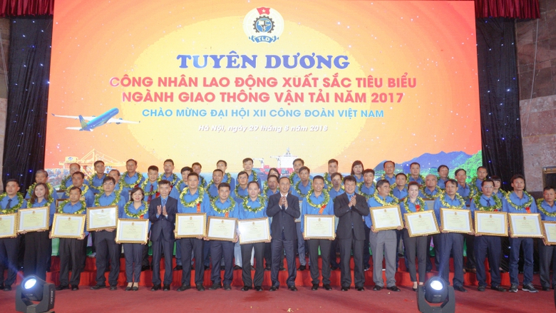 trao-bang-khen-tong-lien-doan-lao-dong