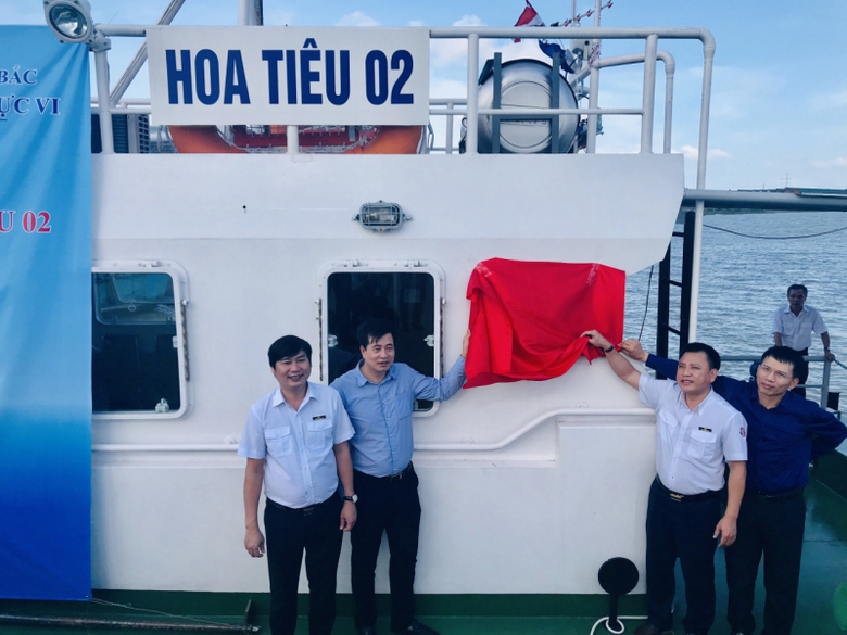 tau-Hoa-tieu-02-gan-bien-cong-trinh-chao-mung-Dai-