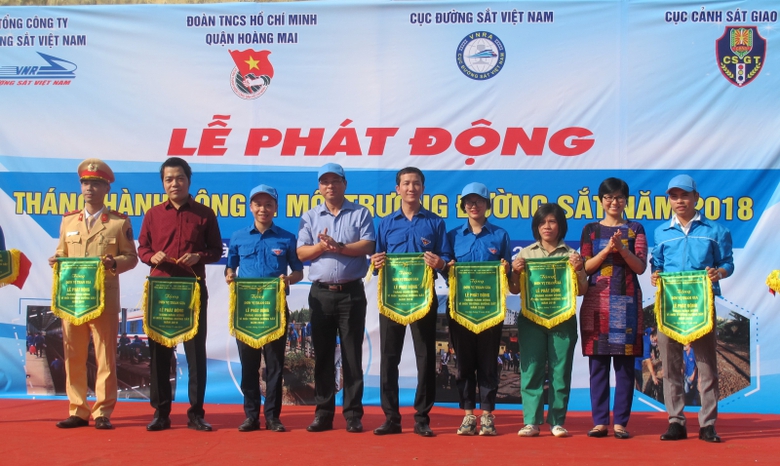 ra-quan-moi-truong-duong-sat4