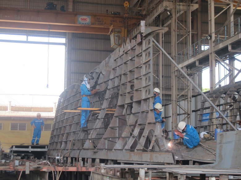 cong nhan dong tau 1