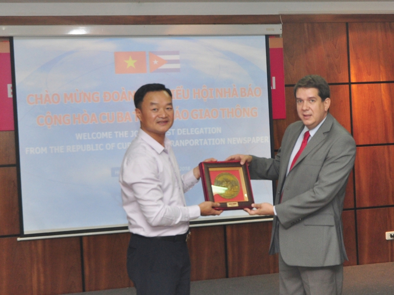 Bao-Giao-thong-hoi-dam-Hoi-nha-ba-Cuba