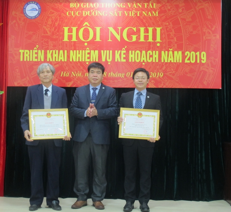 Cuc-Duong-sat-khen-thuong-tap-the-tien-tien-xuat-s