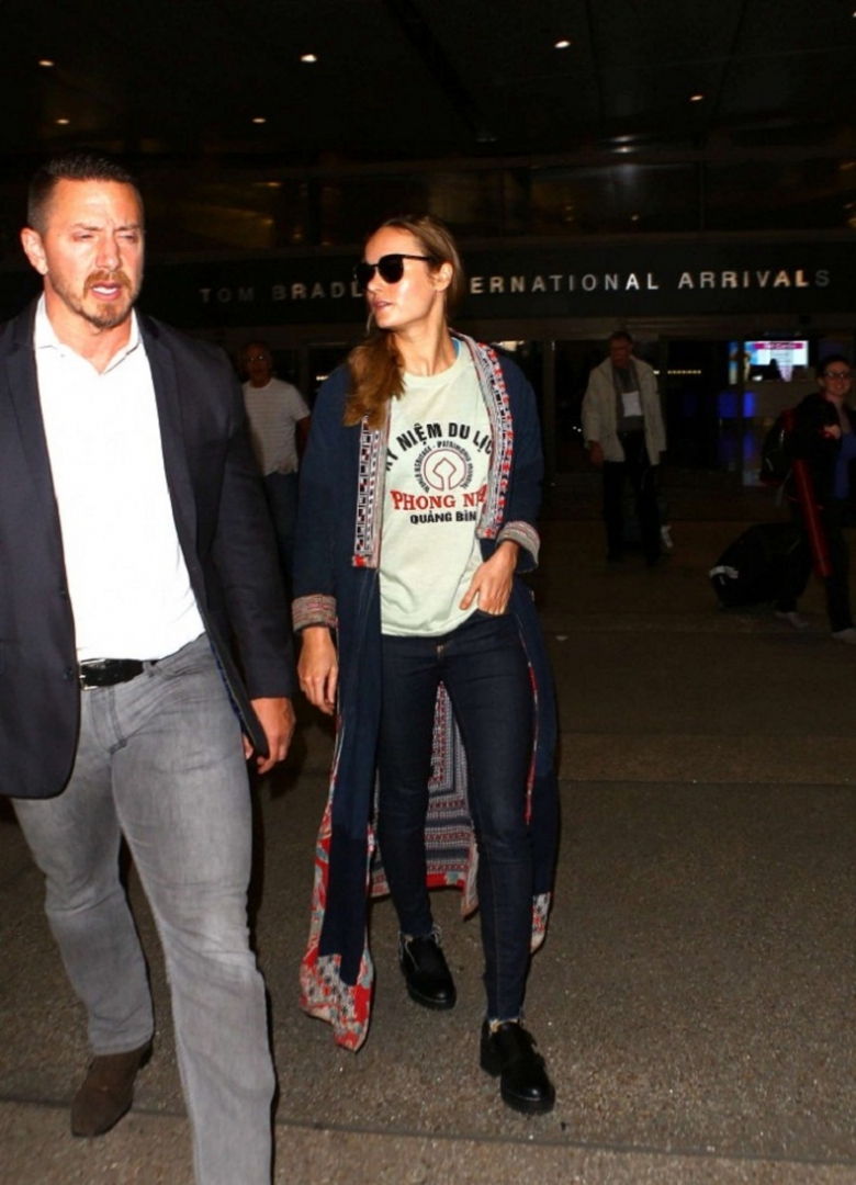 Brie-Larson-in-Jeans-at-LAX-Airport--17-662x917