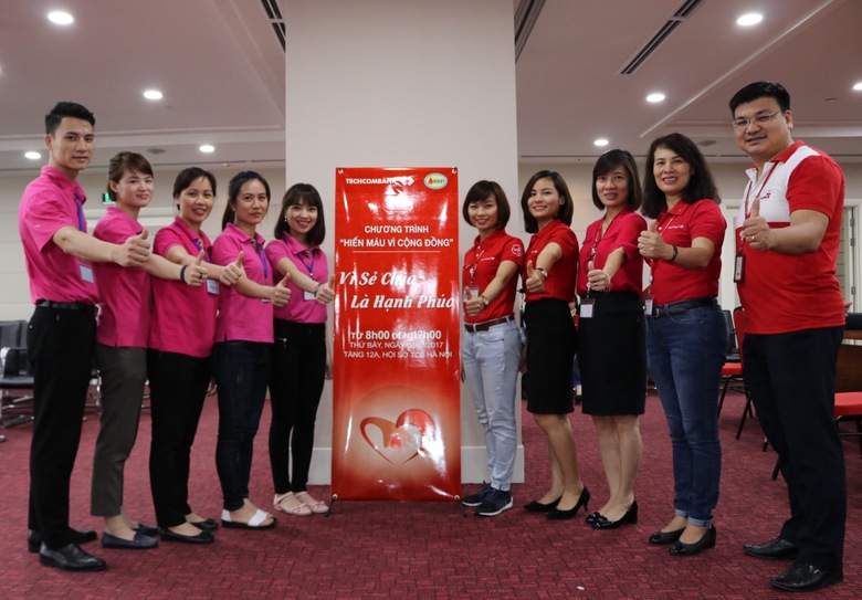 Lanh-dao-ngan-hang-Techcombank-hien-mau1