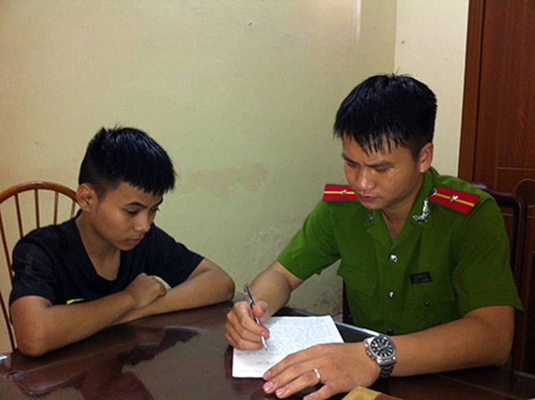 đối-tượng-Long-đến-cơ-quan-CA-đầu-th&uacute;