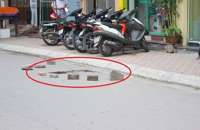 Vị tr&iacute; nạn nh&acirc;n rơi xuống đất