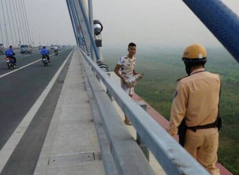 nam-thanh-nien-om-tang-da-len-cau-nhat-tan-khoc-do