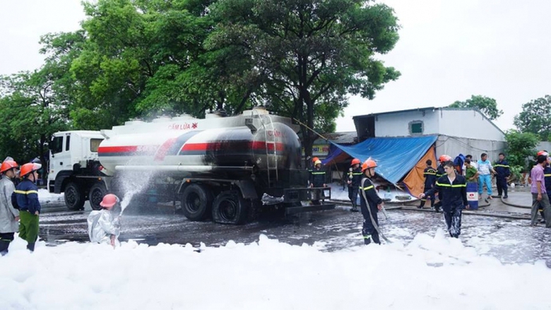 chữa cháy xe bồn cạnh cây xăng