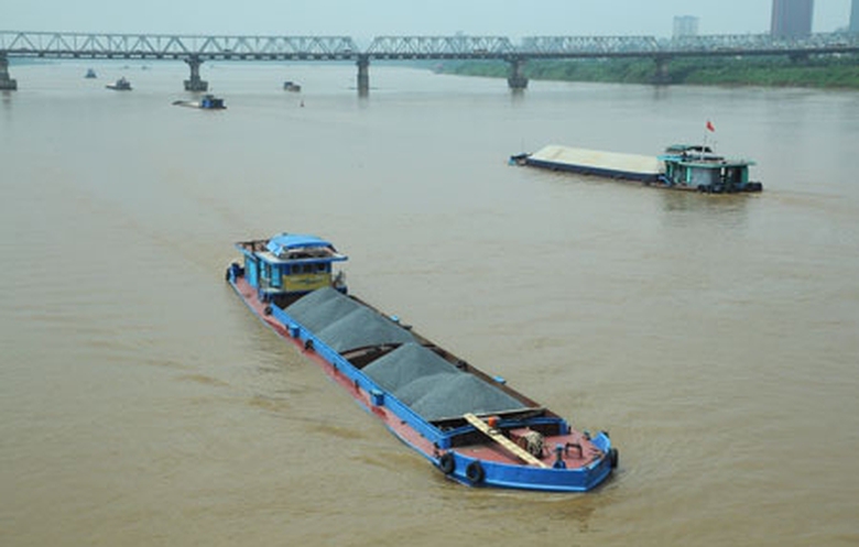 luong-can-tau-song-van-dua-nhau-qua-tai-1