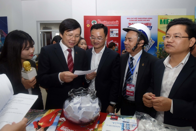 Nh&agrave; b&aacute;o Hồ Quang Lợi tham ra trả lời c&acirc;u