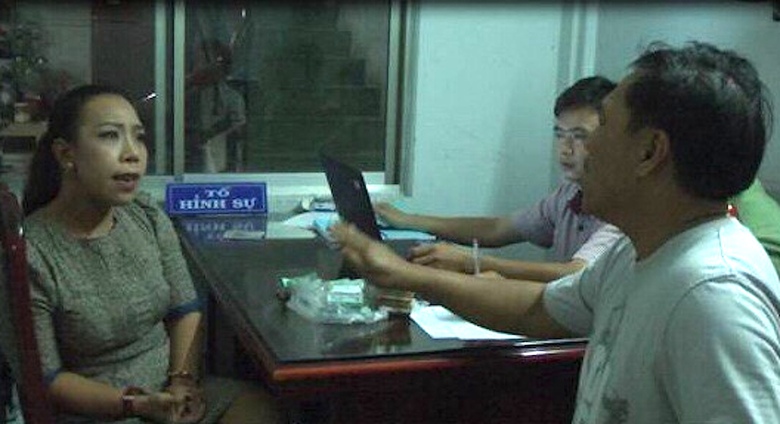 113352-bat-qua-tang-mot-phong-vien-nhan-hang-tram-